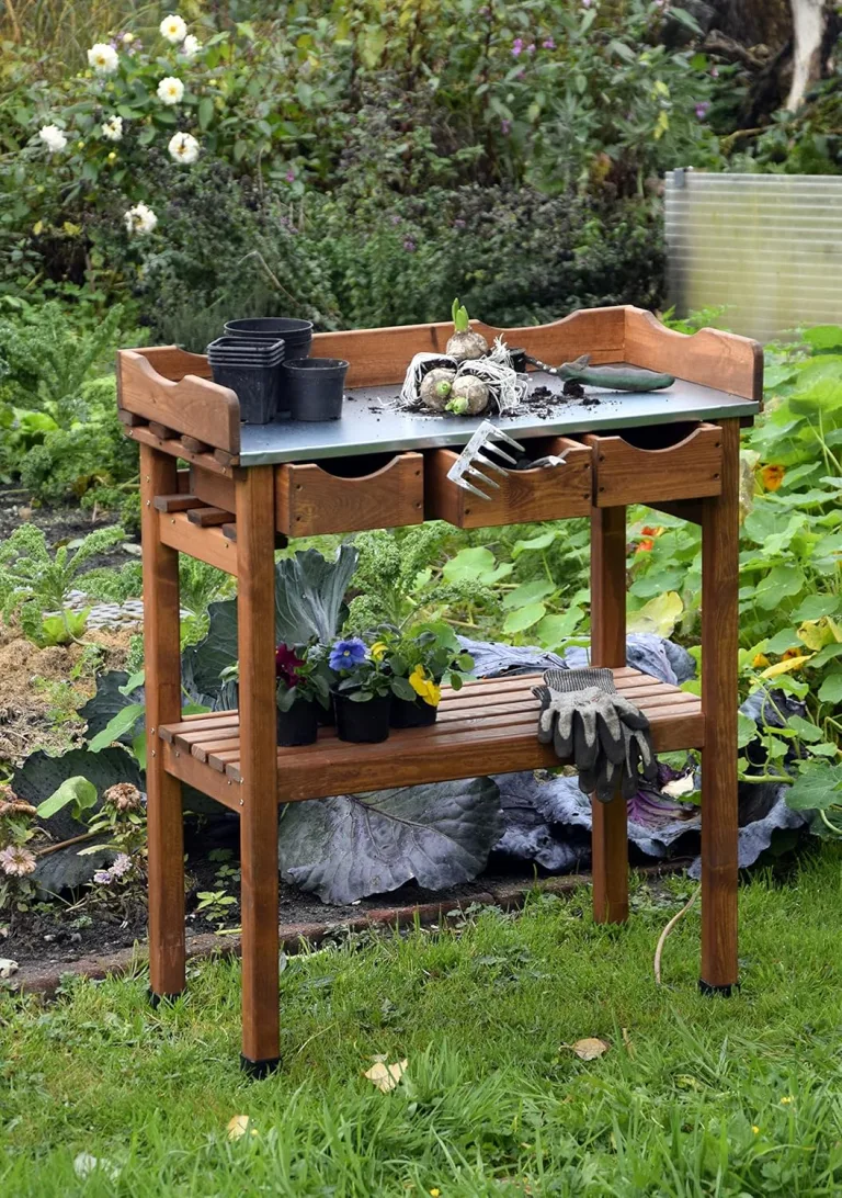 dobar® 29030e Pflanztisch mit 3 Schubladen | Gärtnertisch mit Ablageboden | Umtopftisch Kiefernholz | Blumentisch Massivholz | Gartentisch Outdoor | Verzinkte Arbeitsplatte | 80 x 40 x 90 cm | Braun – Bild 6
