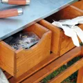 dobar® 29030e Pflanztisch mit 3 Schubladen | Gärtnertisch mit Ablageboden | Umtopftisch Kiefernholz | Blumentisch Massivholz | Gartentisch Outdoor | Verzinkte Arbeitsplatte | 80 x 40 x 90 cm | Braun - Thumbnail 5
