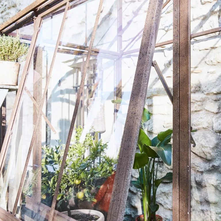 Loberon Gewächshaus Essone, mit Großem Fenster & Seitentüren, Wetterfest & Frostresistent, Authentisches Antik-Design, Gartenzubehör, Outdoor, Eisen, Acrylglas, antikbraun – Bild 8