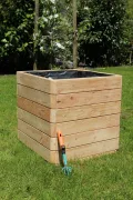 Gartenwelt Riegelsberger Massiver Pflanzkasten Mammut 58x58x57 cm aus Lärchenholz Natur Blumenkasten Blumentopf Pflanzkübel Kräutertopf Balkonkasten fertig montiert - Thumbnail 4